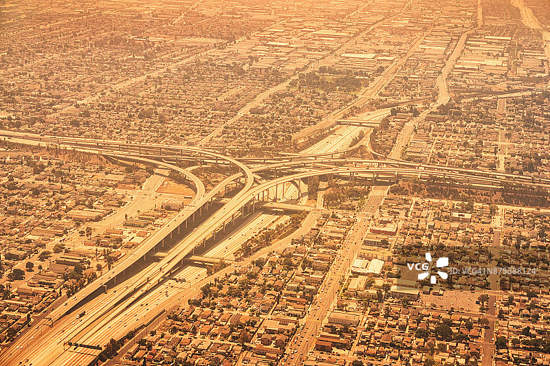 美国加利福尼亚州洛杉矶405号和105号州际公路鸟瞰图片素材