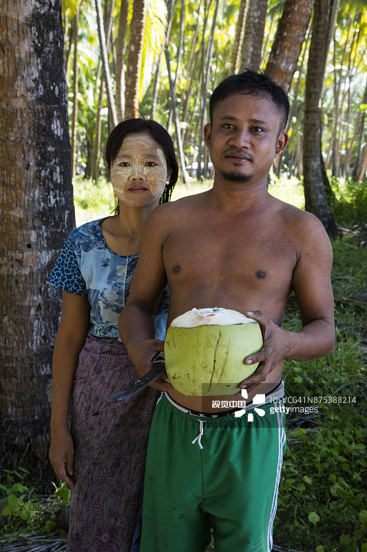 缅甸丹兑额布里海滩：男子出售新鲜采摘的椰子图片素材