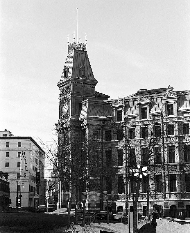 建筑外墙上的钟楼图片素材