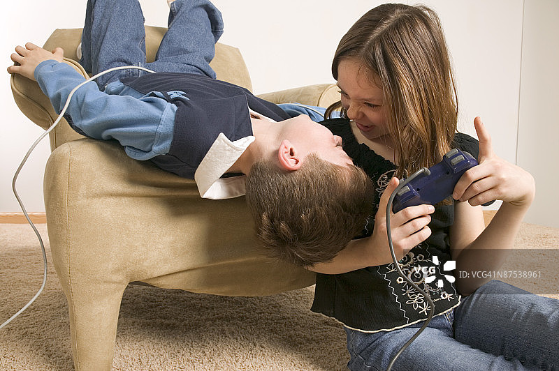 男孩和女孩玩电子游戏图片素材