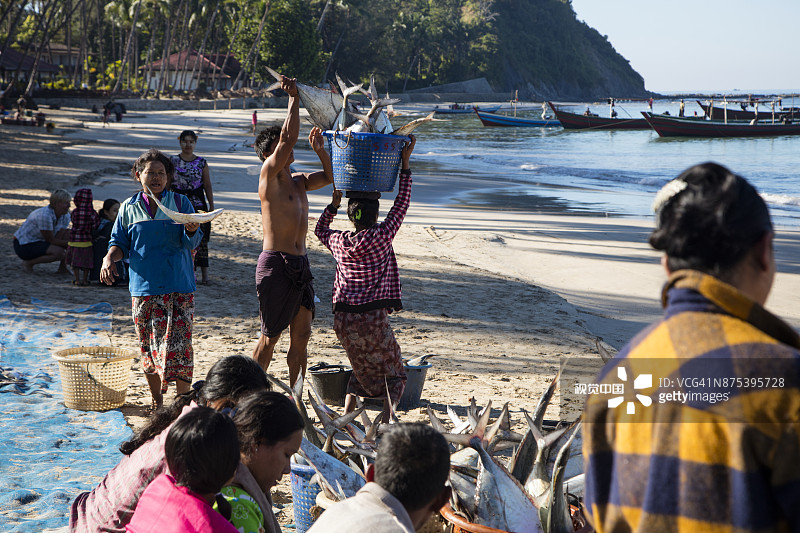 缅甸额布里海滩渔民图片素材