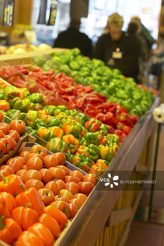 食品杂货店的农产品货架图片素材