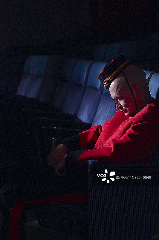 电影院里睡觉的引座员图片素材