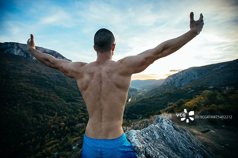 赤膊健壮男人身处大自然中图片素材