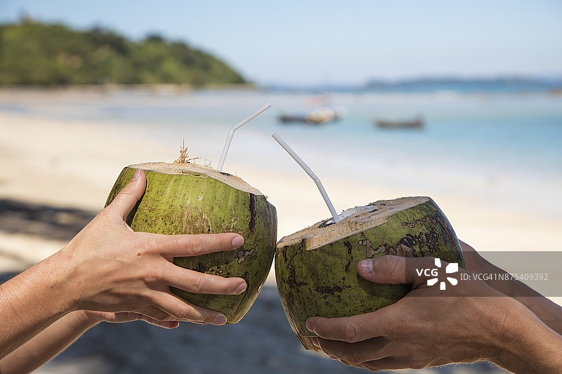 在缅甸实兑附近的貌施为莱村，双手捧着新鲜的饮用椰子图片素材
