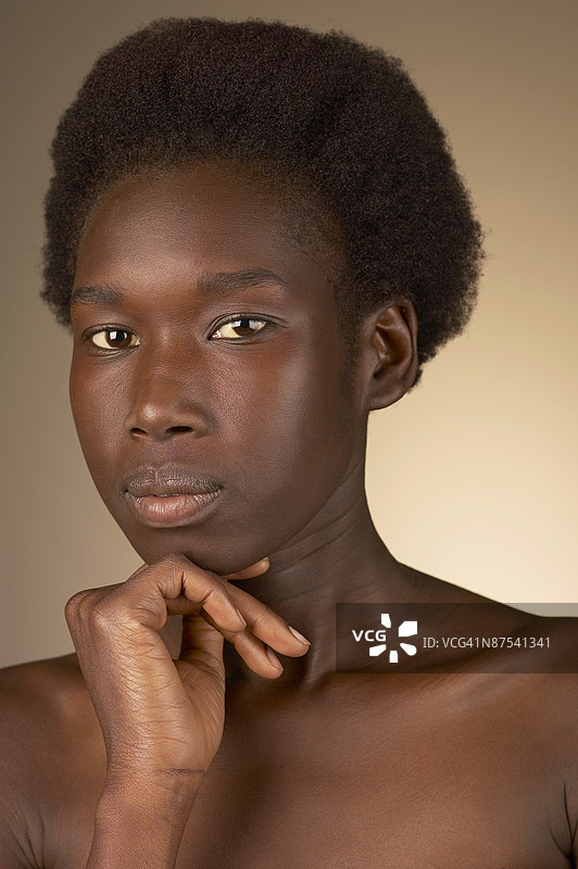 深思的女性摆姿势图片素材