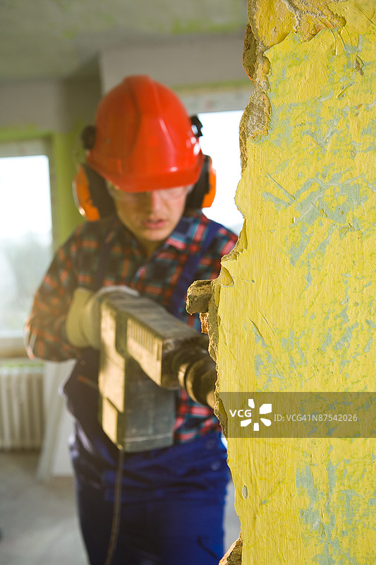 使用气动钻的男子图片素材