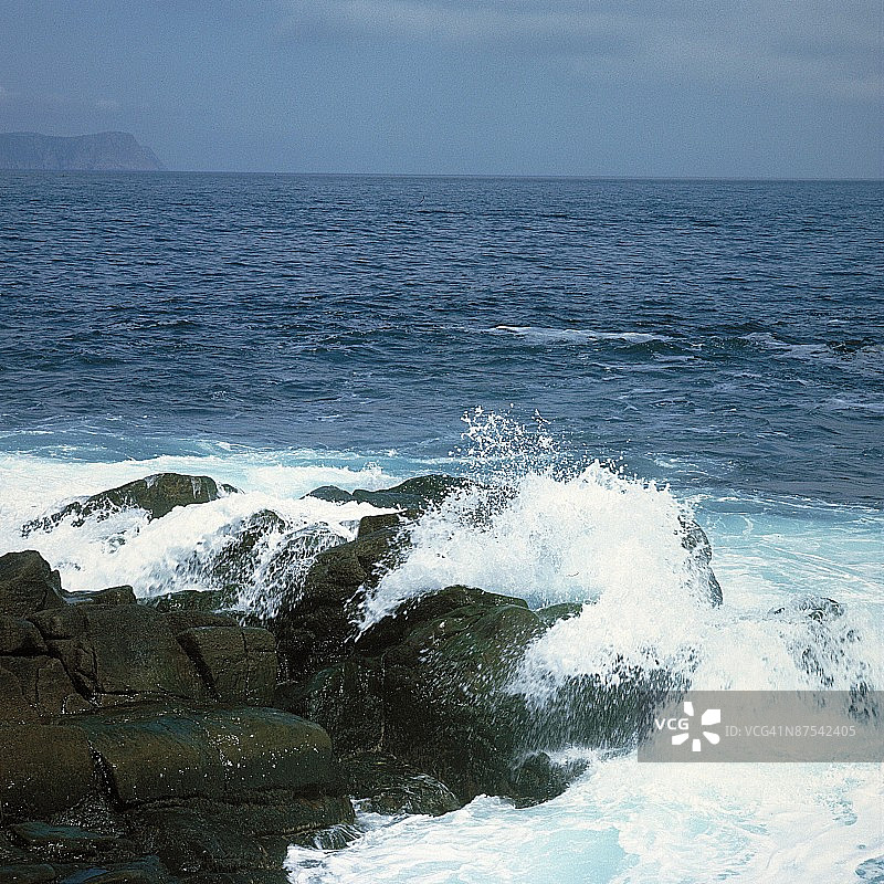 加拿大的纽芬兰海岸的海浪拍打图片素材