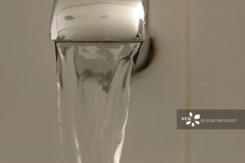 从水龙头里流出的水图片素材