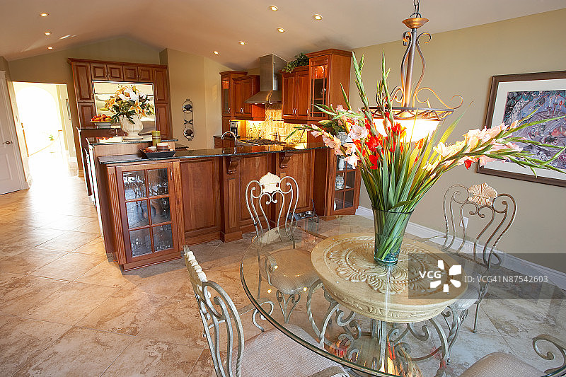 花卉摆件玻璃餐桌图片素材