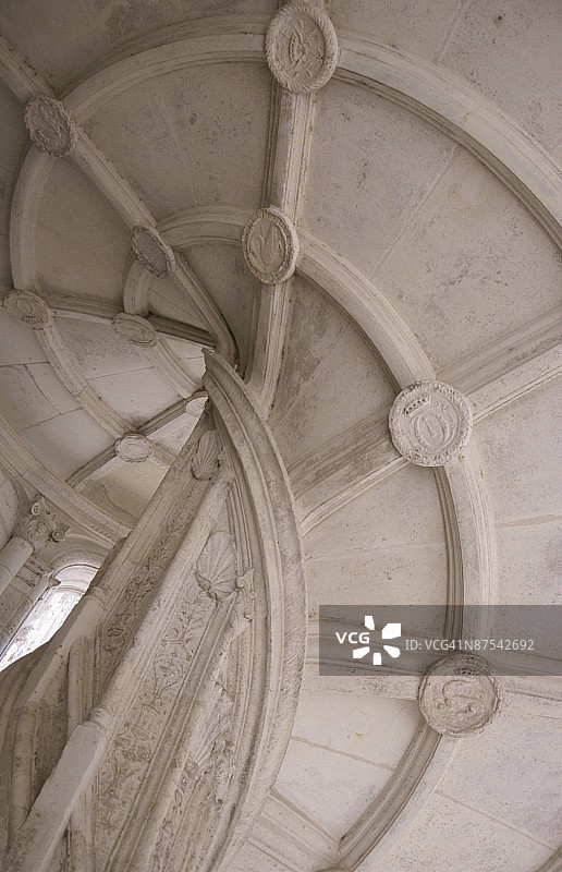 带有螺旋图案的宫殿天花板图片素材