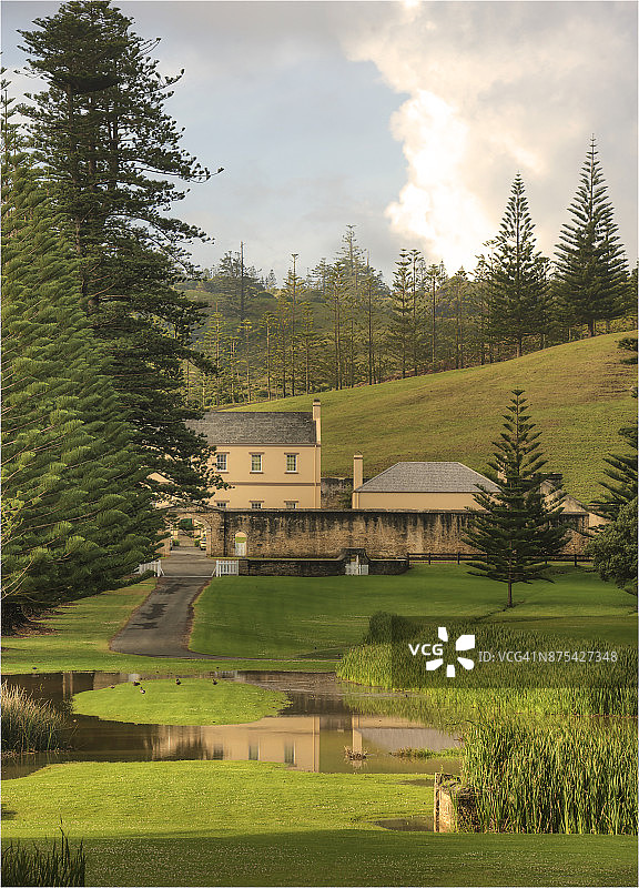 诺福克岛金斯敦的殖民时期建筑在雨水中的倒影图片素材