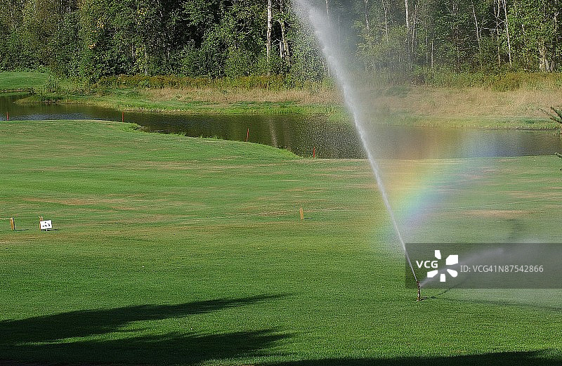 洒水器浇灌高尔夫球场图片素材