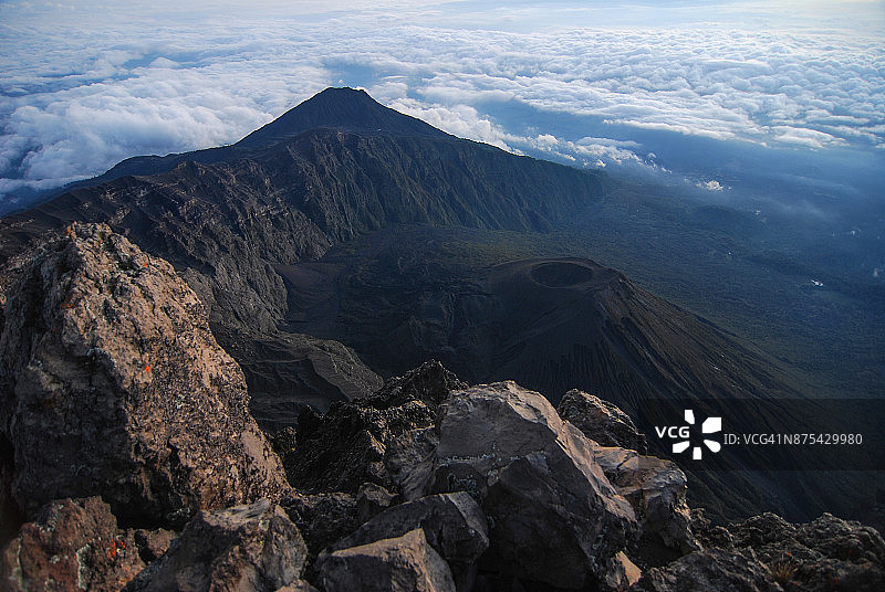 梅鲁火山顶峰图片素材