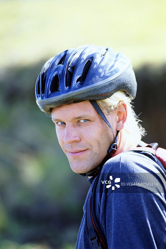 微笑的男子戴着头盔图片素材