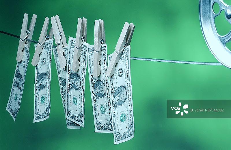 晾衣绳上的钱币图片素材