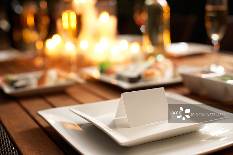 餐桌上的席位卡图片素材