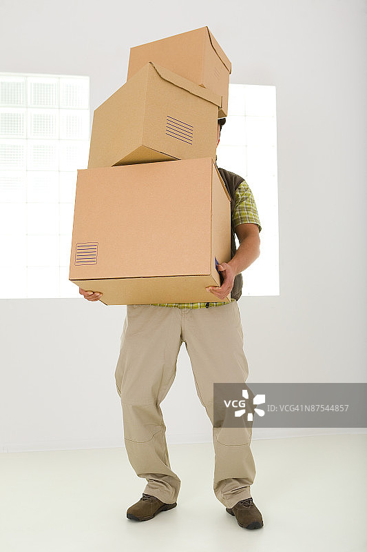 快递员搬运一堆箱子图片素材