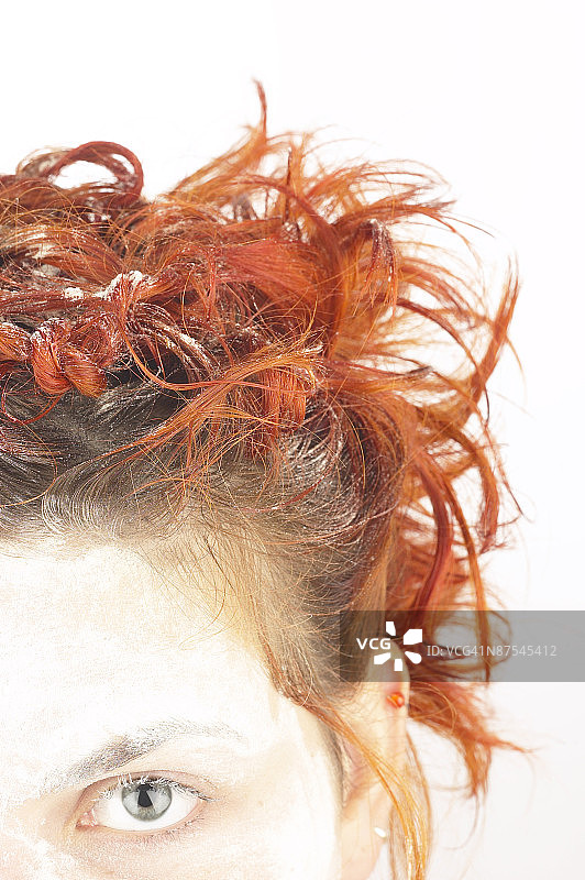 红发卷发的女孩的头部特写图片素材