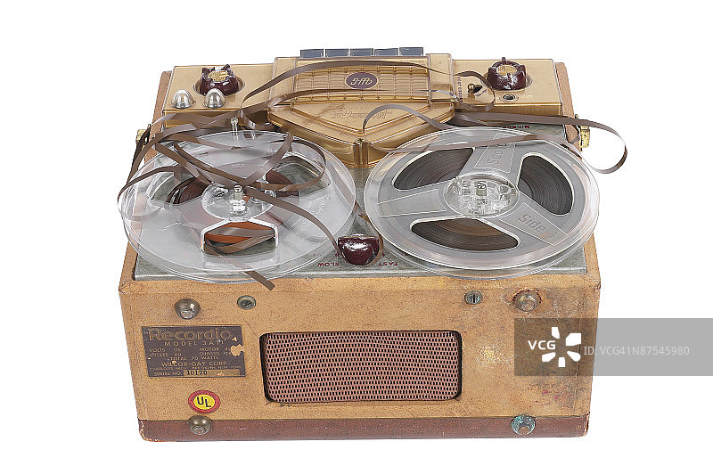 白色背景下老式收音机的特写镜头图片素材