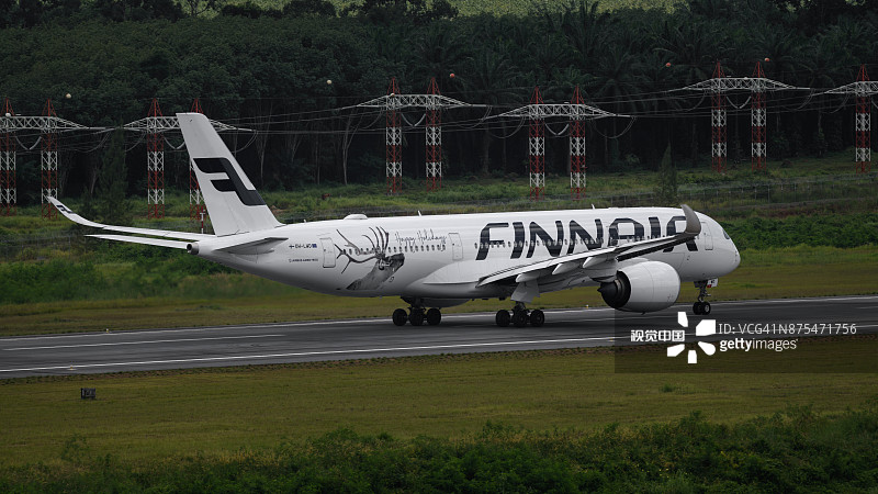 芬兰航空空客350-900型客机从甲米机场起飞前往赫尔辛基图片素材