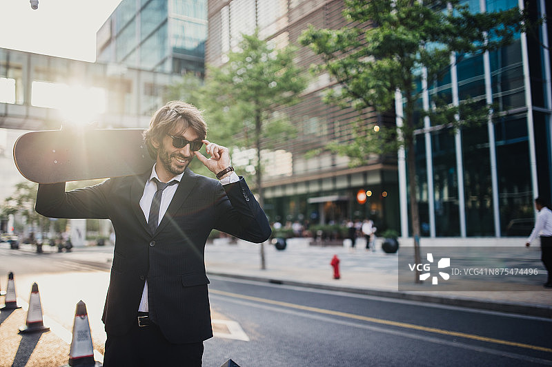 西装滑板型男图片素材