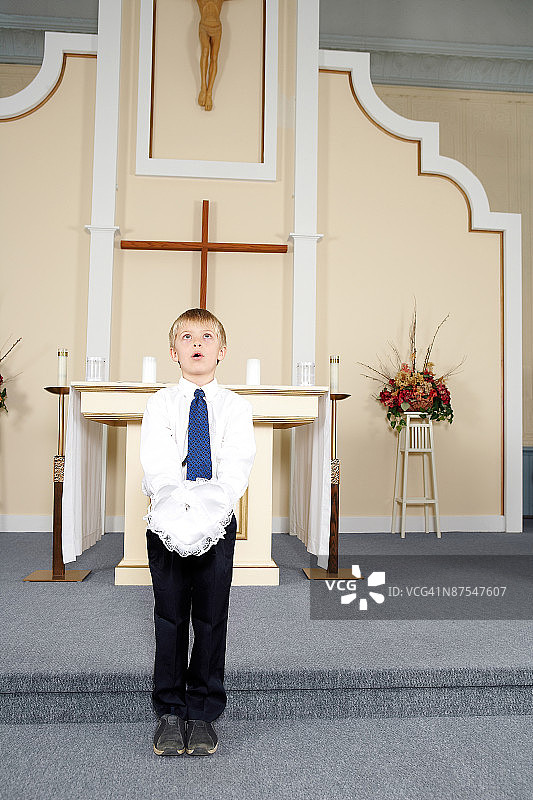 在圣坛摆姿势的戒指童图片素材