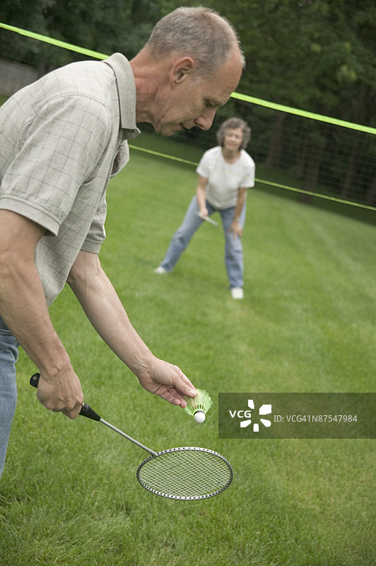 一对情侣在打羽毛球图片素材