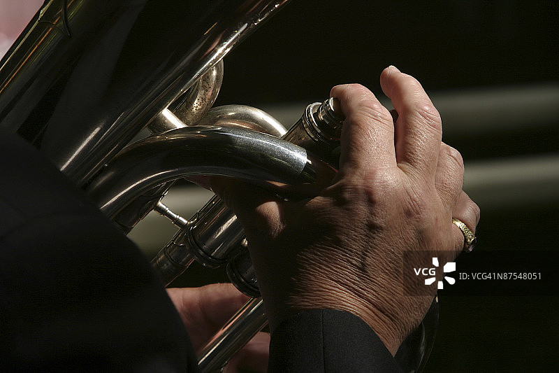 手吹喇叭图片素材