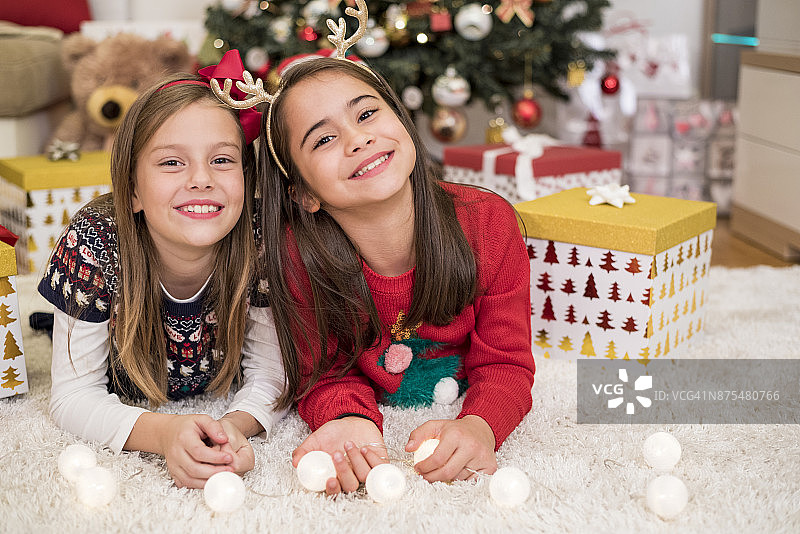 圣诞树前的小女孩图片素材