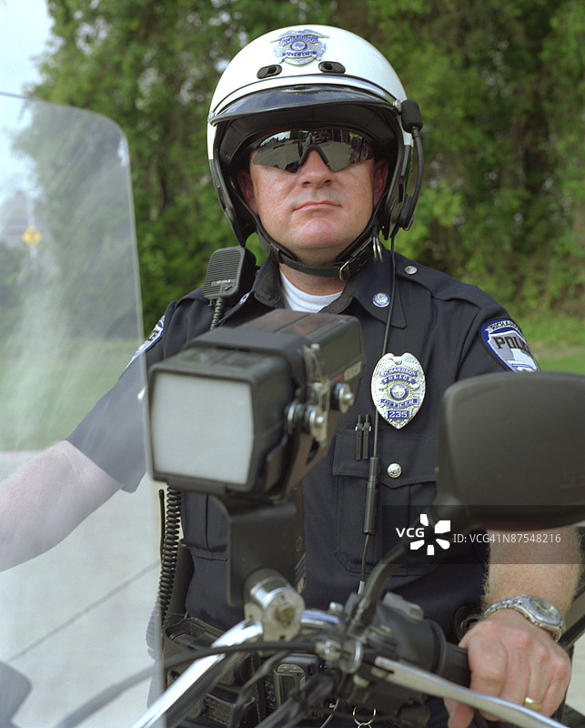 骑摩托车的警察图片素材