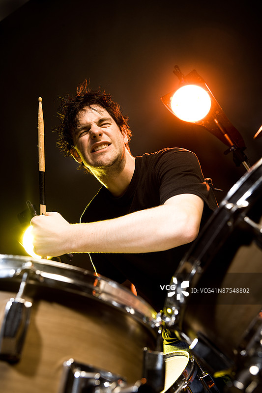 男人在打鼓图片素材