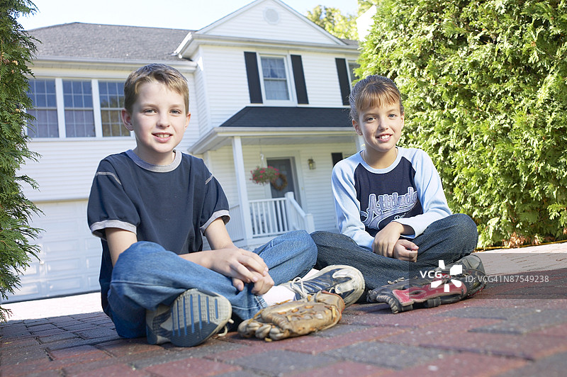 孩子们在车道上盘腿而坐图片素材