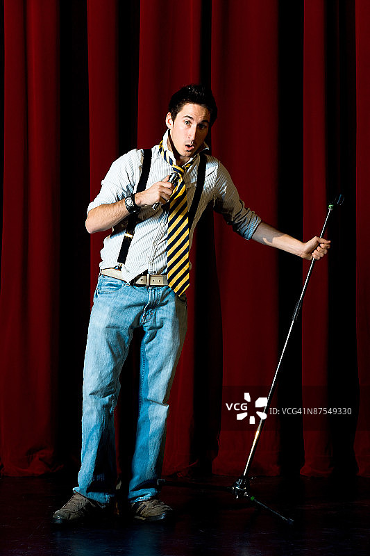 拿着麦克风的喜剧演员图片素材