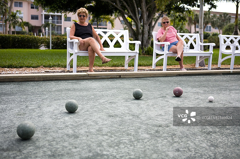 两位女士在草地滚球场观看比赛图片素材