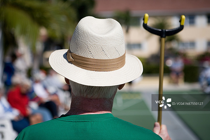 掷沙狐球运动员的背影图片素材