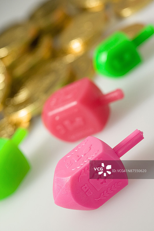 金色镀金和塑料光明节陀螺图片素材