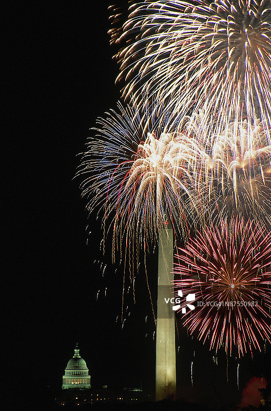 华盛顿纪念碑上空的烟花图片素材