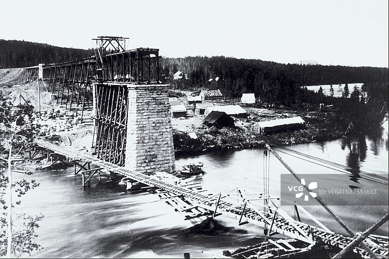 在建的铁路桥，尼皮贡河，加拿大安大略省图片素材