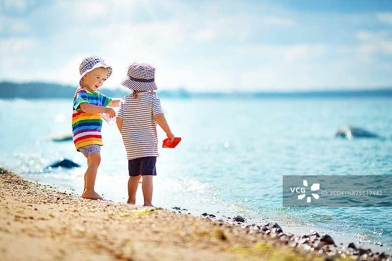 在沙滩上玩耍的男婴和女婴图片素材