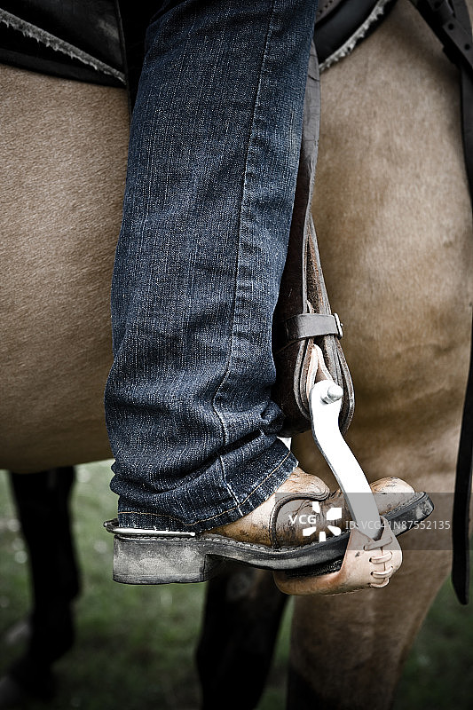 马镫上脚部特写图片素材