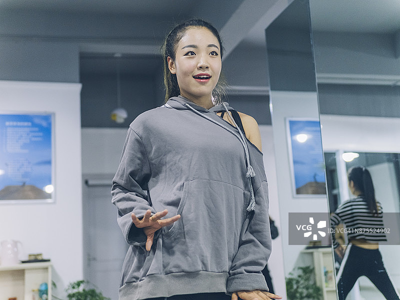 在工作室跳舞的年轻女性肖像图片素材
