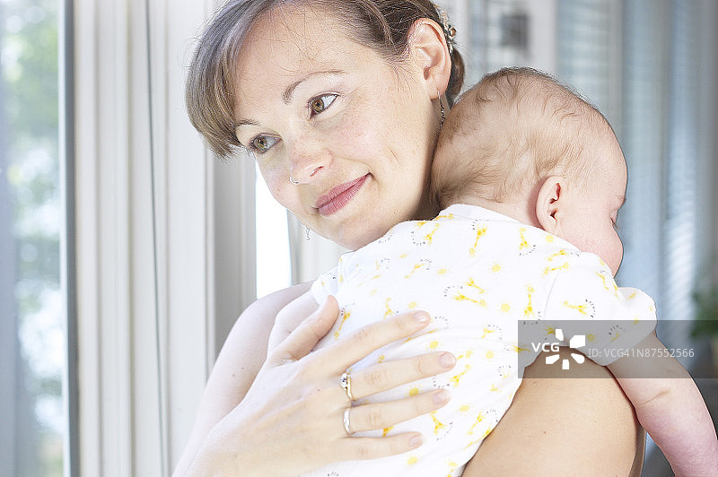 母亲抱着孩子图片素材