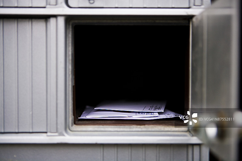 打开的邮箱和邮件图片素材