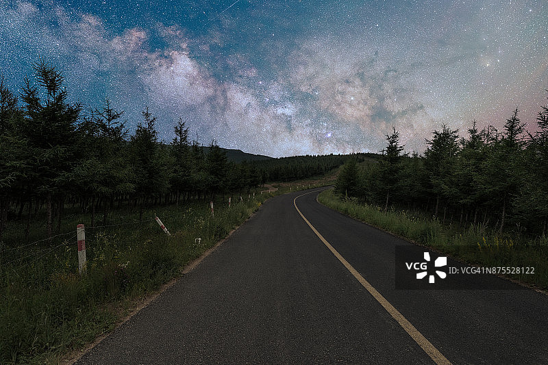 银河下的公路旅行图片素材