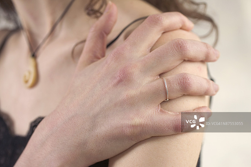 女人的手放在她的肩膀上图片素材