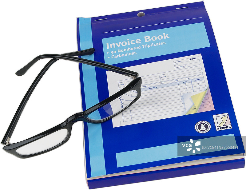 眼镜和发票本图片素材