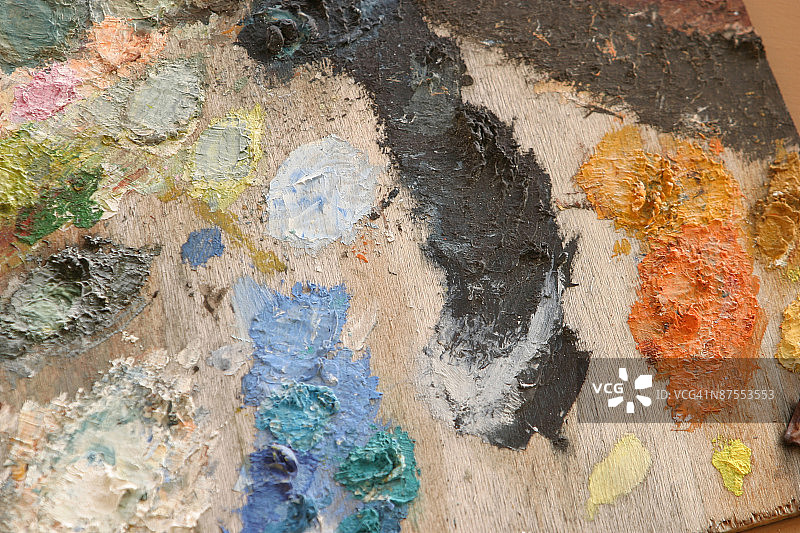 调色板上的油画颜料图片素材