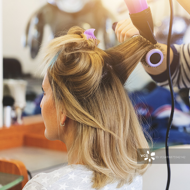 理发师使用发刷和吹风机图片素材