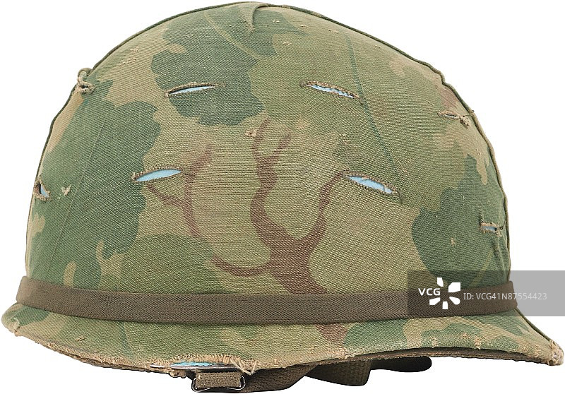 军用迷彩头盔静物图片素材